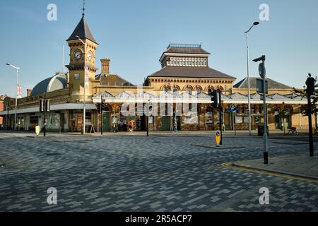 Eastbourne, East Sussex/Vereinigtes Königreich - Juli 14 2022: Außenansicht des Bahnhofs im Stadtzentrum von Eastbourne. Am frühen Morgen bei hellem Sonnenschein. Stockfoto