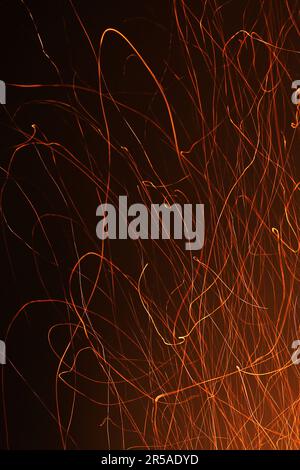 Funken auf schwarzem Hintergrund. Funken des Feuers Stockfoto