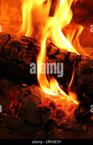 Brennholz im Kamin. Feuer im Kamin Stockfoto