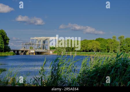 Weesp, Niederlande - Juli 05. 2022. Eisenbahnbrücke in Weesp über den Fluss Vecht im Sommer. Stockfoto