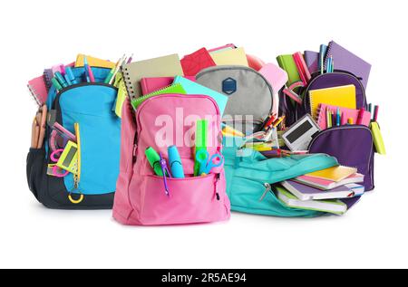 Set mit verschiedenen Rucksäcken und Schulpapier auf weißem Hintergrund Stockfoto