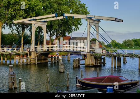 Weesp, Niederlande - Juli 05. 2022. Lange Vechtbrug Holzzugbrücke über den Fluss Vecht zwischen Hoogstraat und Ossenmarkt. Stockfoto