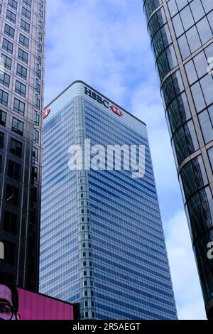 London, Großbritannien - 22. April 2022: Außenansicht der HSBC-Niederlassung und der Finanzbankgebäude in Canary Wharf Docklands. Ansicht aus niedrigem Winkel. Stockfoto