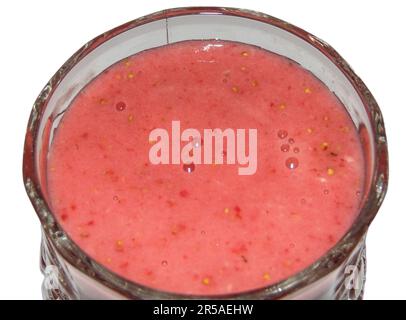 Smoothie aus Erdbeeren und Banane in einem Glas Stockfoto