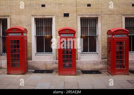 Drei rote Stände hintereinander in Broad Court, Covent Garden, London, Großbritannien. Stockfoto