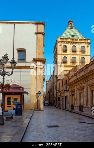 Blick auf die Piazza della Repubblica, Complesso Monumentale di San Pietro und Kirche San Peters von der Via XI Maggio in Marsala, Sizilien, Italien. Stockfoto
