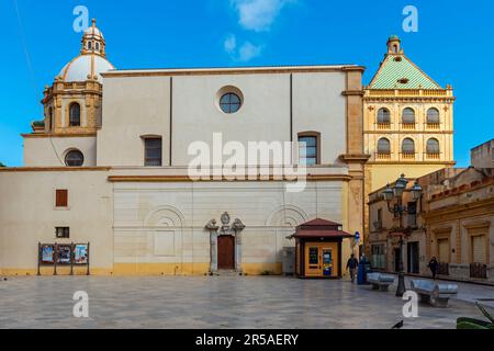 Blick auf die Piazza della Repubblica, Complesso Monumentale di San Pietro und die Kirche San Peters von der Via XI Maggio in Marsala, Sizilien, Italien. Stockfoto