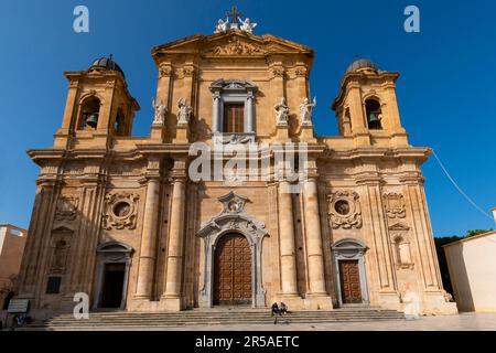 Die Kathedrale von San Tommaso von Canterbury in Marsala, Sizilien, Italien. Es blickt auf die Piazza della Repubblica und ist dem Heiligen Thomas Be gewidmet Stockfoto