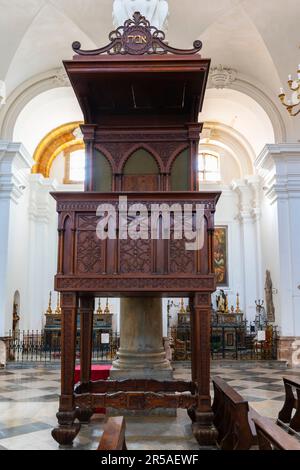 Holzkanzel. Die Kathedrale von San Tommaso von Canterbury in Marsala, Sizilien, Italien. Es überblickt die Piazza della Repubblica und ist der Piazza della Repubblica gewidmet Stockfoto