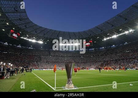 Budapest, Ungarn. 31. Mai 2023. Allgemeiner Blick auf die Puskas Arena mit der Trophäe während des Finalspiels der UEFA Europa League zwischen dem FC Sevilla und AS Roma in der Puskas Arena, Budapest, Ungarn am 31. Mai 2023. Kredit: Giuseppe Maffia/Alamy Live News Stockfoto