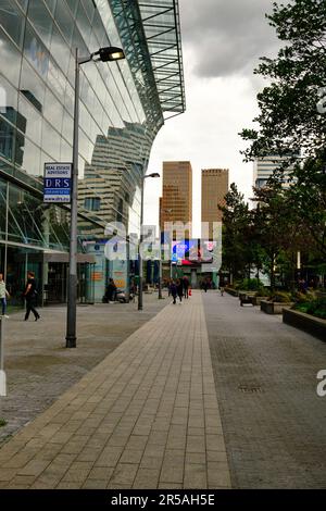 Amsterdam, Niederlande - 25. Mai 2022: Symphoniegebäude im Geschäftsviertel Zuidas. Von Gustav Mahlerlaan gesehen. Stockfoto