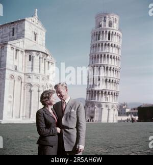 Vaktion in Italien in den 1950er Jahren. Ein Paar, das vor dem schiefen Turm von Pisa fotografiert wurde. 1958. Conard Stockfoto