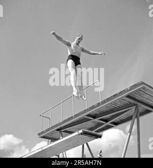 Diver Eugen Ahnström trat für den Sportverein Hellas an und gewann die schwedische Meisterschaft in Straight Jumps in den Jahren 1928, 1931 und 1933-37. Seine Stärke war die elegante Körperdehnung, seine Schwäche der Mangel an Sicherheit. Viele Jahre lang war er auch einer der besten Turner Schwedens. Schweden 1940. Kristoffersson Ref. 143-3 Stockfoto