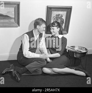 Ein Paar in den 1950er. Ein junges Paar, das zu Hause fotografiert wurde. Sie sehen sehr verliebt aus. Schweden 1959. Kristoffersson Ref. CE78-11 Stockfoto