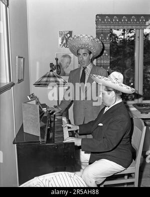 In den 1940er Jahren. Zwei Männer in mexikanischen Hüten am Klavier, einer spielt und einer singt. Sie spielen den Operasinger Jussi Björling 1911-1969 und den amerikanischen Moviestar Eddie Cantor. Schweden 1946 Ref. 218a-1 Stockfoto