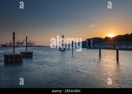 Hamburg - Hafenlandschaft in der Abenddämmerung. Blick vom Bürogebäude „Dockland“ stromabwärts zum Burchardkai Container Terminal Stockfoto