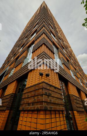 Amsterdam, Niederlande - 25. Mai 2022: Symphoniegebäude im Geschäftsviertel Zuidas. Ansicht aus niedrigem Winkel. Stockfoto
