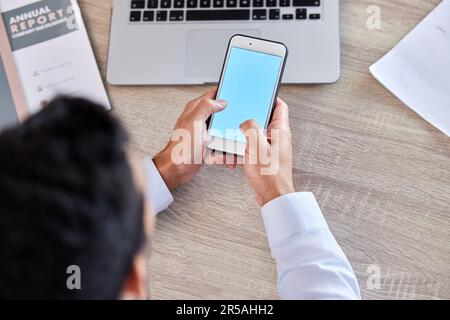 Geschäftsmann, Hände und Telefonbildschirm oben für soziale Medien, Kommunikation oder Netzwerke im Büro. Draufsicht Hand eines Mannes, der Mitarbeiter tippt oder SMS schreibt Stockfoto