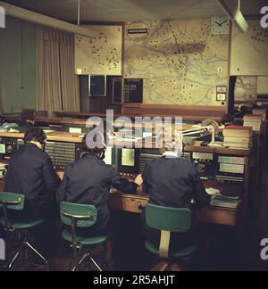 Telefonie in den 1950er. Eine Frau, die an einer Telefonzentrale arbeitet, als Vermittlung. Ein manuell betriebenes Telefonkommunikationssystem, bei dem die eingehenden Anrufe vom Betreiber weitergeleitet und an eine andere Telefonnummer umgeleitet wurden, in diesem Fall lokal innerhalb des Gebäudes, das ein Unternehmen oder eine Organisation mit vielen internen Telefonleitungen bedient. Die Telefonzentrale konnte Nachrichten entgegennehmen und Sie in die Warteschleife setzen, wenn die Leitung besetzt war. Schweden 1953. Dieses Bild wird an einer Telefonzentrale eines Taxiunternehmens in Stockholm aufgenommen, wo Anrufe von Kunden und Fahrern entgegengenommen und weitergeleitet werden. S Stockfoto