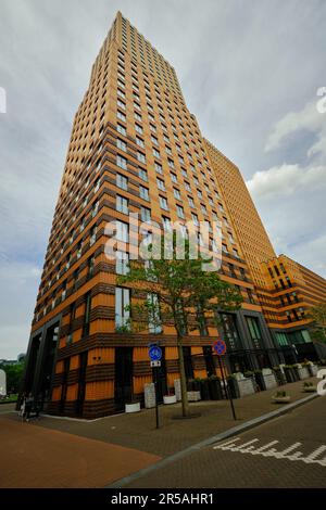 Amsterdam, Niederlande - 25. Mai 2022: Symphoniegebäude im Geschäftsviertel Zuidas. Ansicht aus niedrigem Winkel. Stockfoto