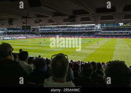 Fans schauen sich das LV= Insurance Test Match Day 2 England vs Ireland bei Lords, London, Großbritannien, 2. Juni 2023 an (Foto: Craig Thomas/News Images) Stockfoto