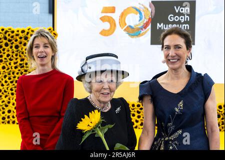 AMSTERDAM - Prinzessin Beatrix erhält eine Sonnenblume von Janne Heling, der Vorsitzenden der Vincent-van-Gogh-Stiftung. Das Van Gogh Museum feiert sein 50. Jubiläum. ANP EVERT ELZINGA niederlande raus - belgien raus Stockfoto