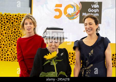 AMSTERDAM - Prinzessin Beatrix erhält eine Sonnenblume von Janne Heling, der Vorsitzenden der Vincent-van-Gogh-Stiftung. Das Van Gogh Museum feiert sein 50. Jubiläum. ANP EVERT ELZINGA niederlande raus - belgien raus Stockfoto