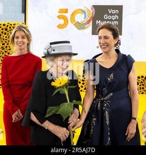 AMSTERDAM - Prinzessin Beatrix erhält eine Sonnenblume von Janne Heling, der Vorsitzenden der Vincent-van-Gogh-Stiftung. Das Van Gogh Museum feiert sein 50. Jubiläum. ANP EVERT ELZINGA niederlande raus - belgien raus Stockfoto