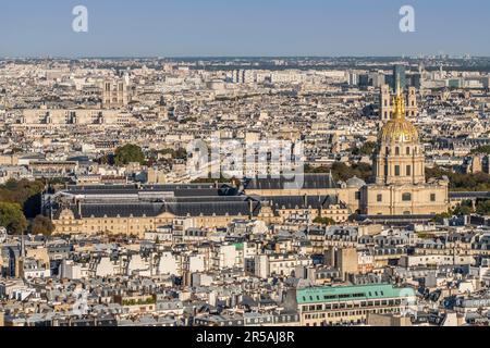 Luftaufnahme der goldenen Kuppel des Invalides in Paris Stockfoto