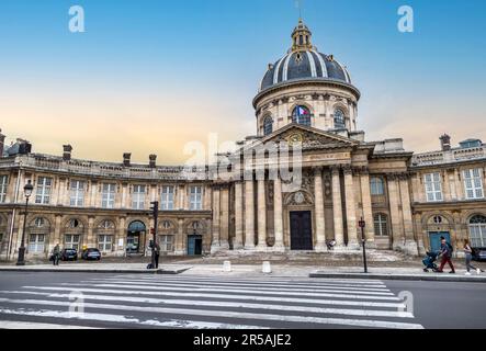 Paris, Frankreich - 04-12-2018: Der schöne Palast des Instituts von Frankreich Stockfoto