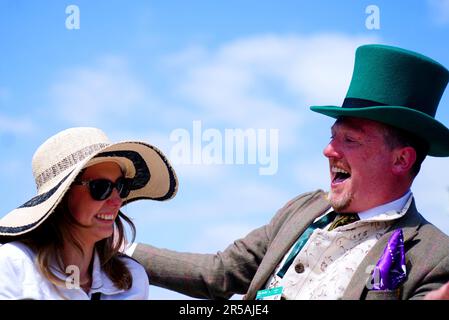 Die Rennfahrer kommen vor dem Ladies Day des Derby Festivals 2023 auf der Epsom Downs Rennbahn in Epsom an. Foto: Freitag, 2. Juni 2023. Stockfoto