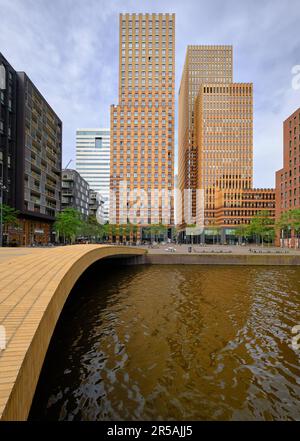 Amsterdam, Niederlande - 25. Mai 2022: Symphoniegebäude im Geschäftsviertel Zuidas. Blick vom De Boelgracht-Kanal. Stockfoto