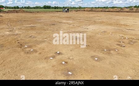 Kropp, Deutschland. 02. Juni 2023. Die Markierungen auf dem Ausschachtungsbereich zeigen an, wo sich die Pfähle und Balken der Siedlungshäuser befanden. Neben mehreren einzelnen Häusern wurden bis jetzt zwei vollständig erhaltene Bauernhöfe mit einem Stallhaus, Zäunen, mehreren Nebengebäuden und zugehörigen Brunnen aus der Zeit zwischen dem 3. Und 5. Jahrhundert entdeckt und dokumentiert. Kredit: Markus Scholz/dpa/Alamy Live News Stockfoto