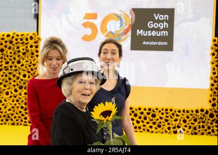 AMSTERDAM - Prinzessin Beatrix erhält eine Sonnenblume von Janne Heling, der Vorsitzenden der Vincent-van-Gogh-Stiftung. Das Van Gogh Museum feiert sein 50. Jubiläum. ANP EVERT ELZINGA niederlande raus - belgien raus Stockfoto