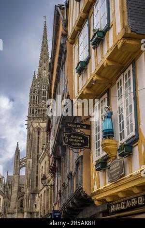 Die alten engen Gassen von Quimper, Bretagne, Frankreich Stockfoto