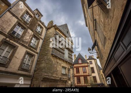 Die alten engen Gassen von Quimper, Bretagne, Frankreich Stockfoto