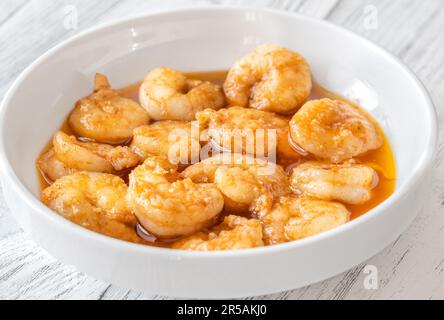 Gambas al ajillo – Garnelen in Knoblauch und heißem Paprika-Öl Stockfoto