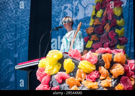 Nürnberg, Deutschland. 02. Juni 2023. Johann Bonitz (Bass, Synthesizer, Gesang) der deutschen Indie-Popband Blond tritt während des Open-Air-Festivals Rock im Park auf der Utopia-Bühne auf. Kredit: Daniel Vogl/dpa/Alamy Live News Stockfoto