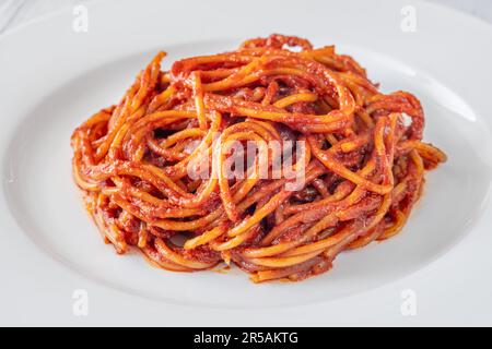 Anteil von Spaghetti all’assassina auf dem weißen Schild Stockfoto