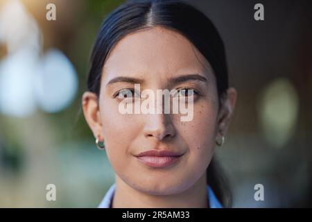 Frau, ernst und porträtiert in einem Nahaufnahme mit Denken im Freien mit einer Idee in mexiko. Gesicht, weibliche Person und Schönheit mit Fokus und Ruhe Stockfoto