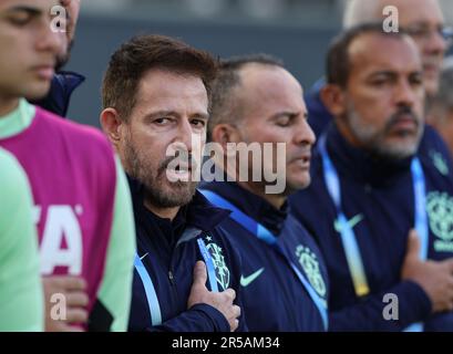 La Plata, Argentinien, 31. Mai 2023. Bazils Cheftrainer Ramon (2.-L) singt am 31. Mai 2023 im Diego Armando Maradona-Stadion in La Plata, Argentinien, die Nationalhymne vor der argentinischen U-20-Weltmeisterschaft 2023 gegen Tunesien. Stockfoto