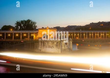 Blick auf die Pont de Bir-Hakeim bei Sonnenuntergang: Die Brücke von Bir-Hakeim, früher die Brücke von Passy, ist eine Brücke, die in Paris die seine überquert Stockfoto