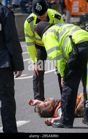 Just Stop Oil Protest am Parliament Square, im Zentrum von London, 3. Mai 2023. Stockfoto