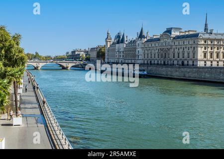 Paris, Frankreich - 09-12-2018: Die seine und die Conciergerie in Paris Stockfoto