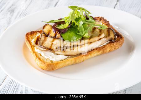 Sandwich mit Ciabatta, Frischkäse und Eryngii Stockfoto