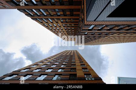 Amsterdam, Niederlande - 25. Mai 2022: Symphoniegebäude im Geschäftsviertel Zuidas. Blick nach oben. Stockfoto