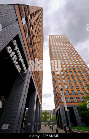 Amsterdam, Niederlande - 25. Mai 2022: Symphoniegebäude im Geschäftsviertel Zuidas. Weitwinkelblick. Stockfoto