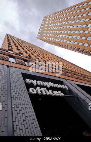 Amsterdam, Niederlande - 25. Mai 2022: Symphoniegebäude im Geschäftsviertel Zuidas. Ansicht aus niedrigem Winkel. Stockfoto