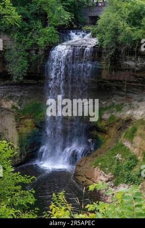 Minnehaha Falls Wasserfall im Minnehaha Park an einem Sommertag in Minneapolis, Minnesota, USA. Stockfoto