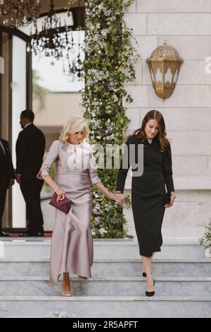 Amman, Jordanien. 01. Juni 2023. US First Lady Jill Biden (links) und Tochter Ashley nehmen am 1. Juni 2023 an der Hochzeitszeremonie ihrer Königlichen Hoheiten Kronprinz Al Hussein und Prinzessin Rajwa Al Hussein im Zahran-Palast in Amman, Jordanien, Teil. (Foto: Royal Hashemite Court RHC via Credit: SIPA USA/Alamy Live News Stockfoto